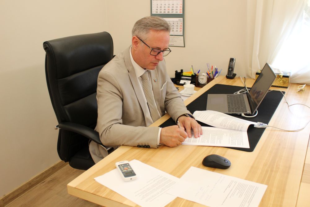 Zdjęcie przedstawia Starostę Zwoleńskiego podpisującego umowę.