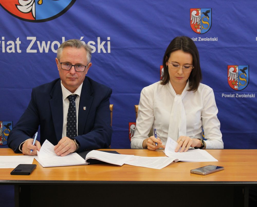Zdjęcie przedstawia Starostę Zwoleńskiego i Wicestarostę podpisujących umowę.
