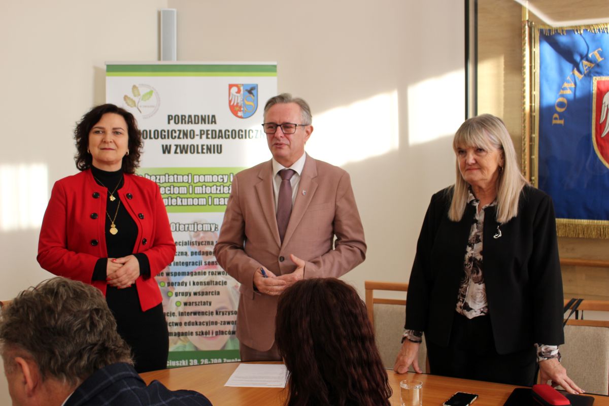 Zdjęcie przedstawia dwie kobiety i jednego mężczyznę podczas konferencji Poradni Psychologiczno-Pedagogicznej w Zwoleniu