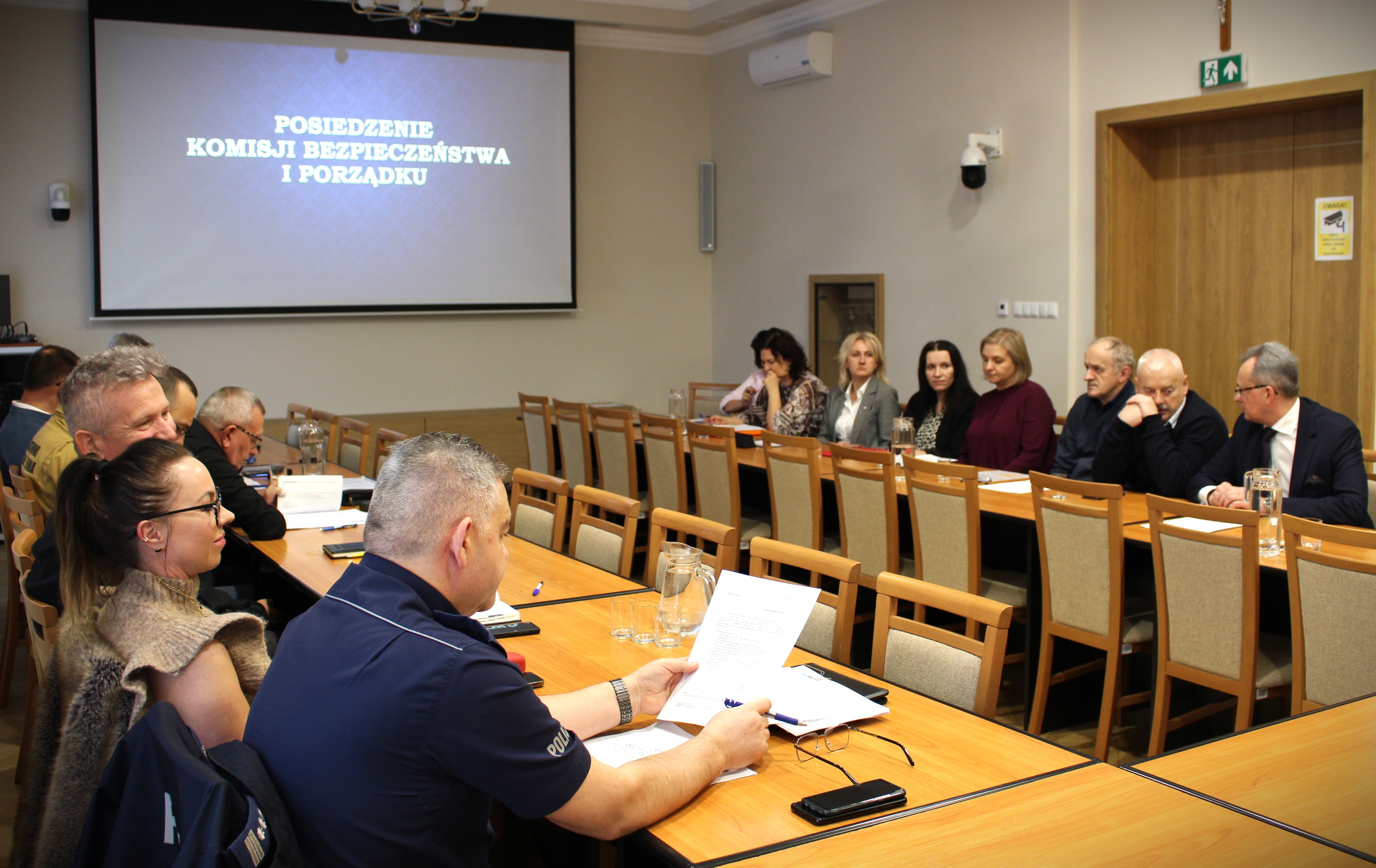 Zdjęcie przedstawia uczestnik&oacute;w komisji bezpieczeńśtwa na sali narad w Starostwie Powiatowym w Zwoleniu