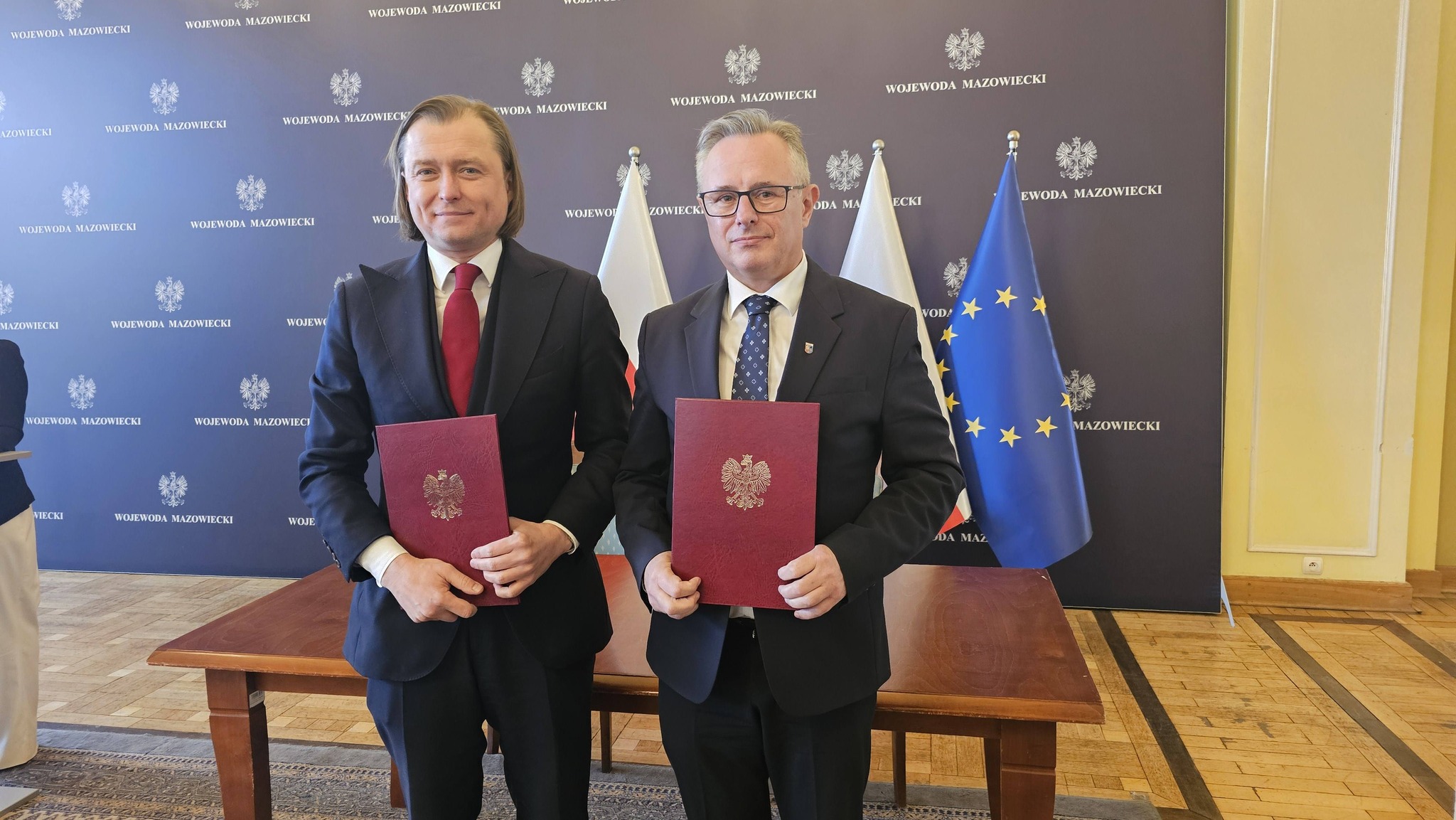 Zdjęcie przedstawia wojewodę mazowieckiego oraz starostę zwoleńskiego