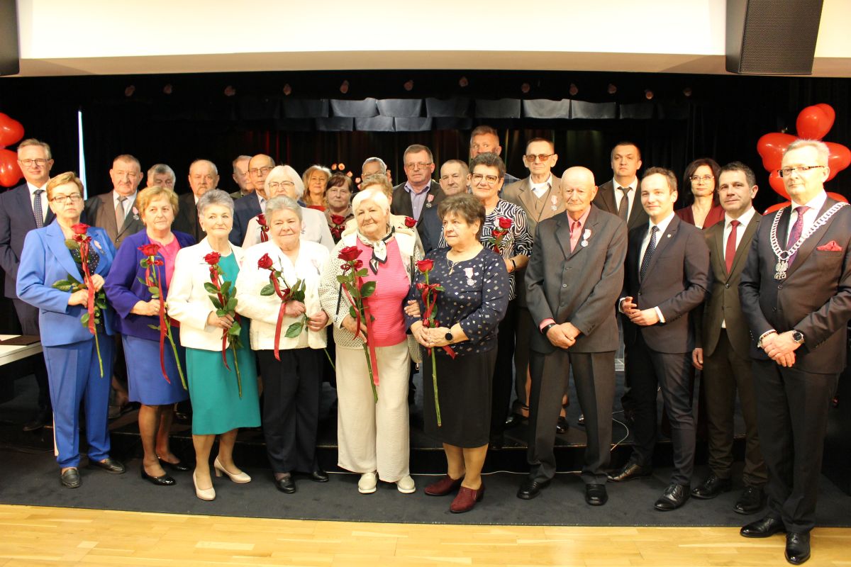Zdjęcie przedstawia grupę os&oacute;b stojących na scenie kameralnej w Domu Kultury w Zwoleniu.