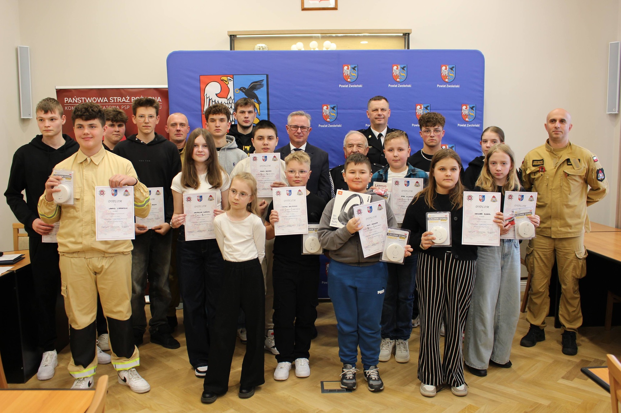 Zdjęcie przedstawia uczestnik&oacute;w turnieju wiedzy pożarniczej Młodzież Zapobiega Pożarom