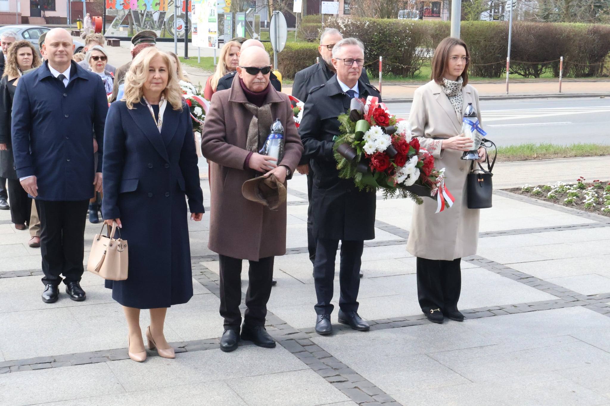 Zdjęcie przedstawia delegację Poawiatu Zwoleńskiego składającą kwiaty i znicze