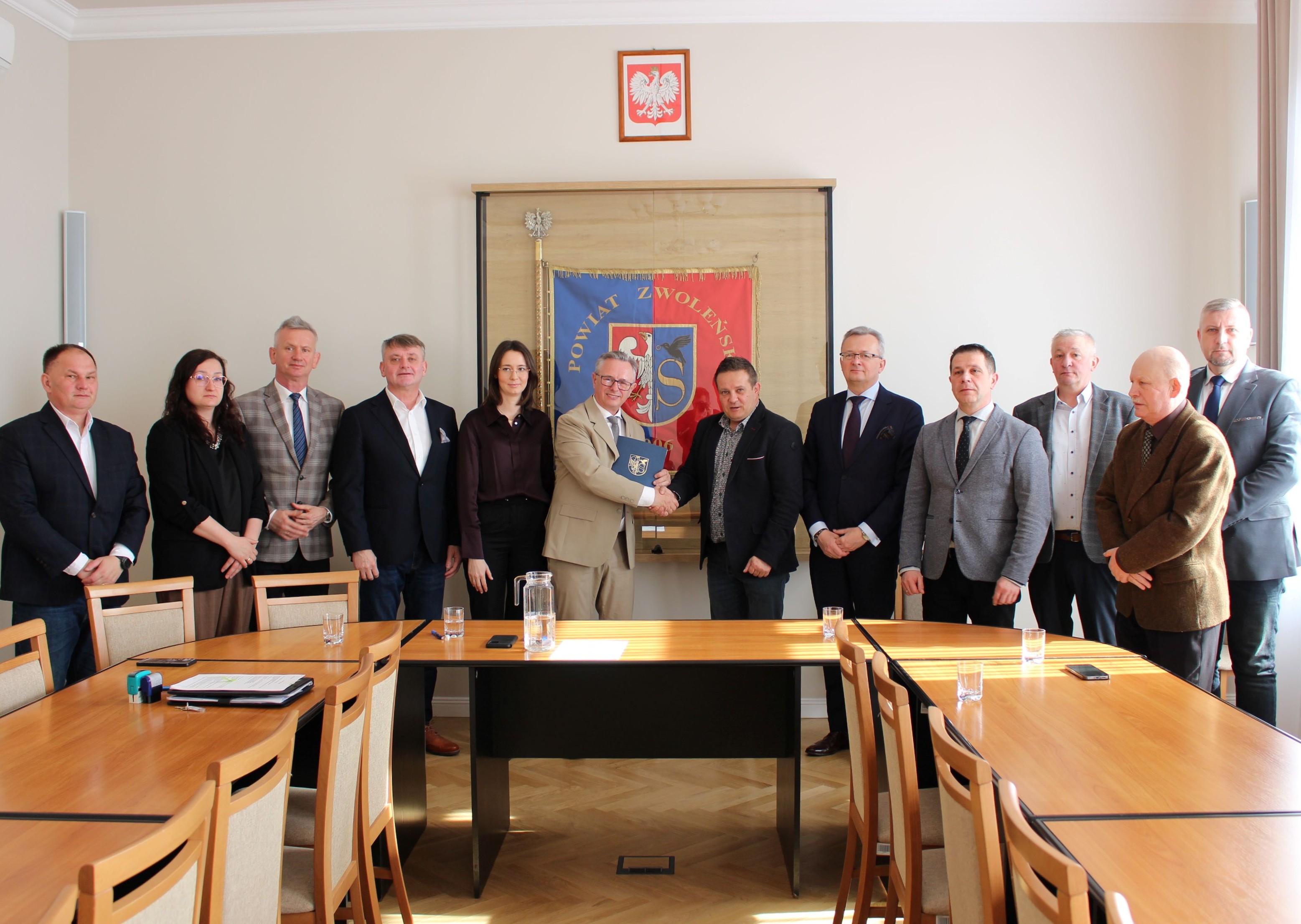 Zdjęcie przedstawia uczestnik&oacute;w podpisania umowy na drogę w Szczęściu.