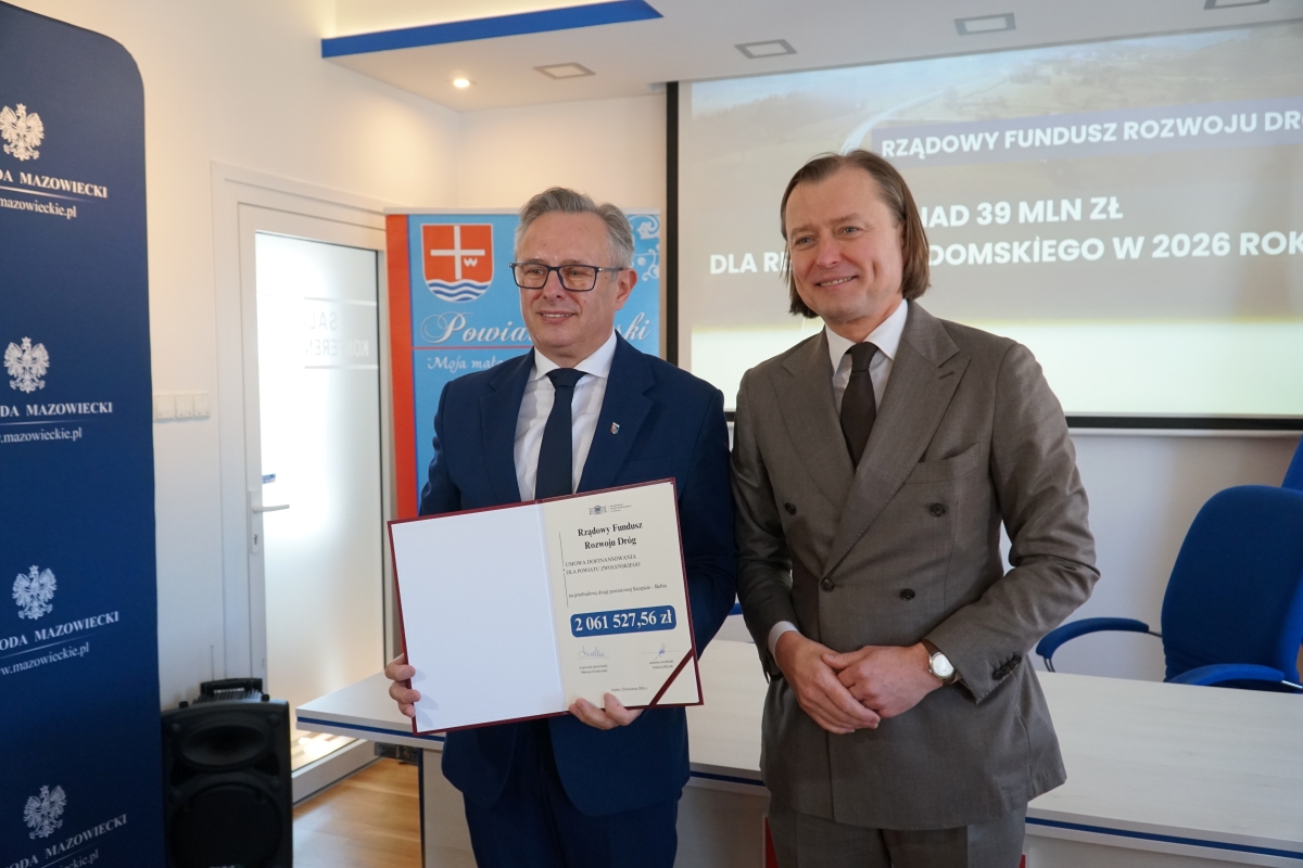 Zdjęcie przedstawia wojewodę mazowieckiego oraz starostę zwoleńskiego z podpisaną umową 