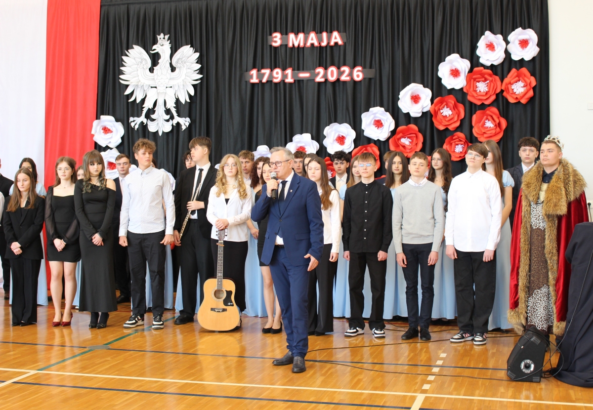 Zdjęcie przedstawia starostę zwoleńskiego oraz młodzież LO w Zwoleniu