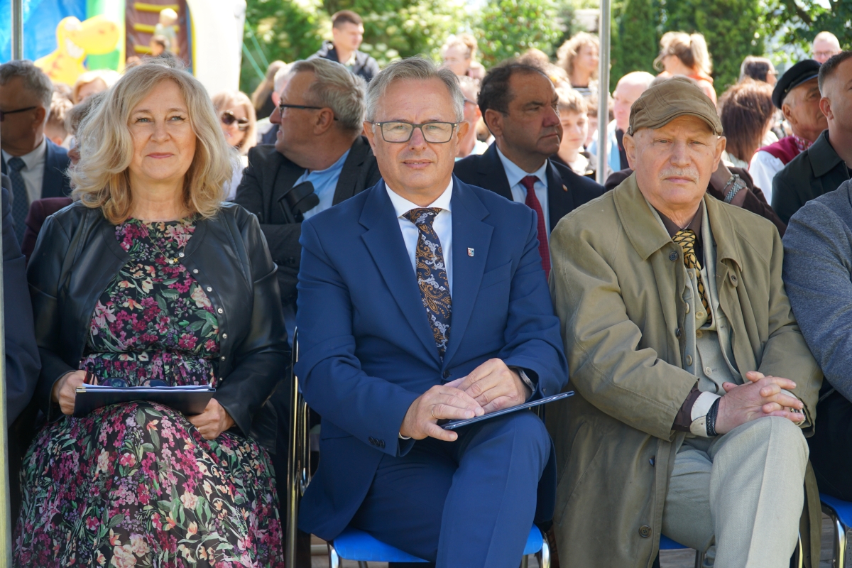 Zdjęcie przedstawia troje os&oacute;b siedzących podczas Dni Sycyny