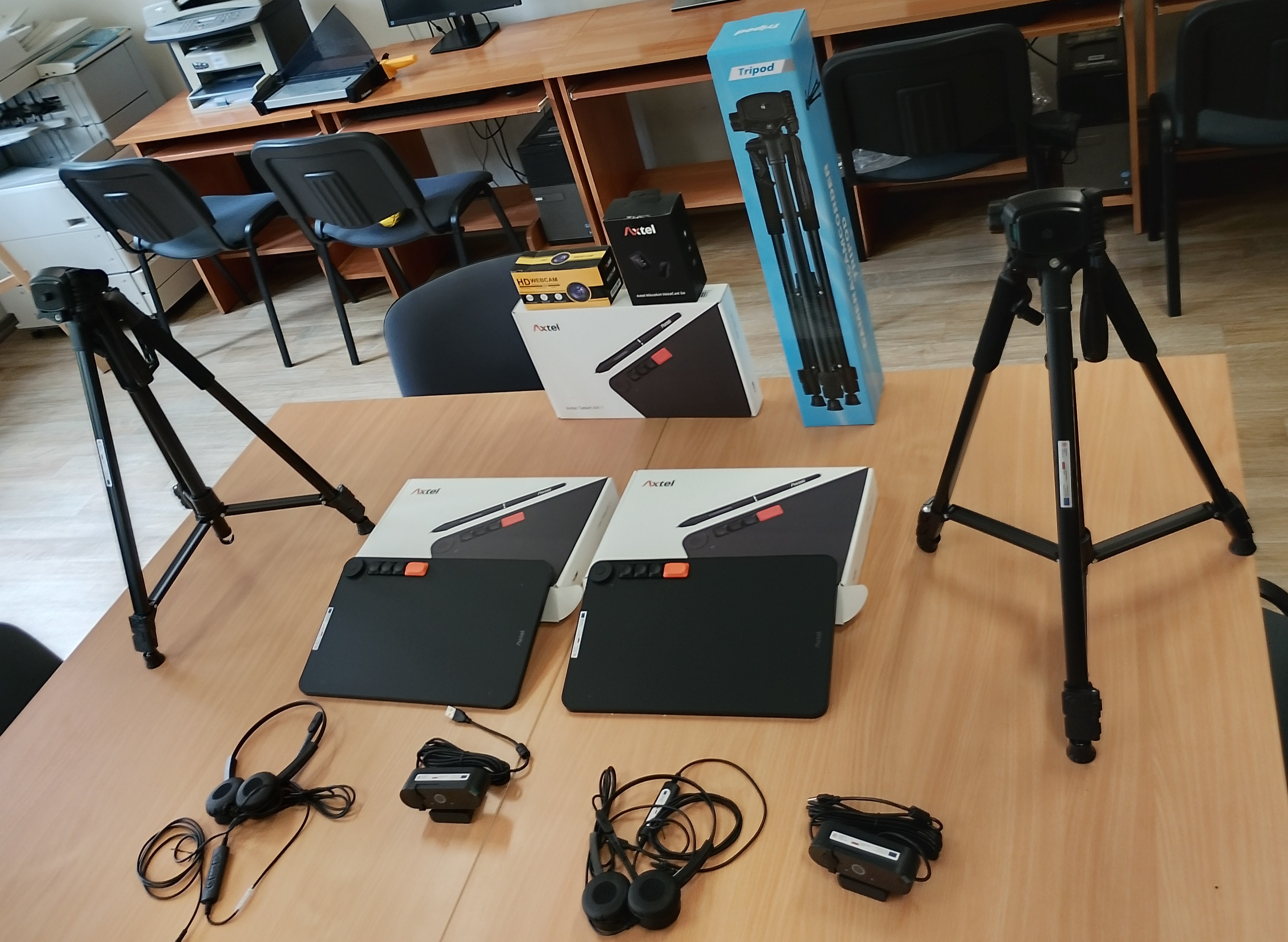 Sprzęt w ZSR-T Grafika przedstawia sprzęt elektroniczny w Zespole Szkół Rolniczo-Technicznych w Zwoleniu.