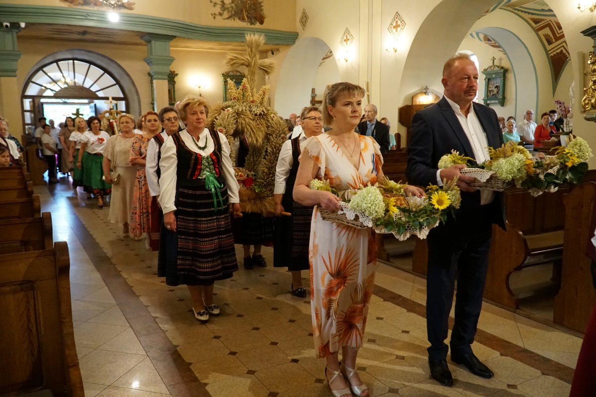 Zdjęcie przedstawia Powiatowych Starost&oacute;w Dożynkowych podczas mszy.