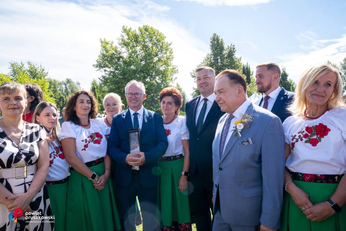 Zdjęcie przedstawia grupę os&oacute;b podczas Dożynek Wojew&oacute;dztwa Mazowieckiego w Raszynie